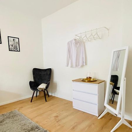 Stilvolles Apartment In Zentraler Lage - Smart-Tv, Queensize-Bett, Altbaustil, Kueche In City-Naehe エアフルト エクステリア 写真