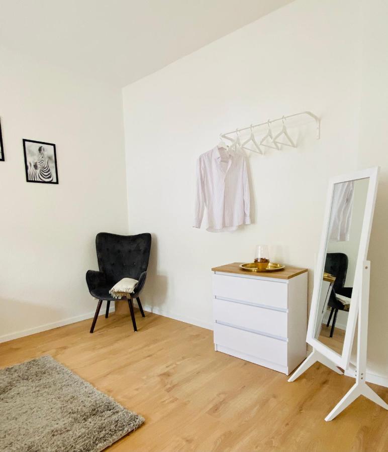 Stilvolles Apartment In Zentraler Lage - Smart-Tv, Queensize-Bett, Altbaustil, Kueche In City-Naehe エアフルト エクステリア 写真
