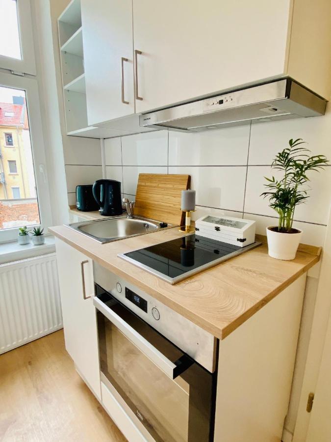 Stilvolles Apartment In Zentraler Lage - Smart-Tv, Queensize-Bett, Altbaustil, Kueche In City-Naehe エアフルト エクステリア 写真